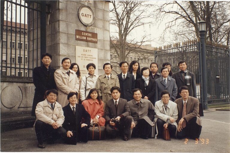 1993年范鮫律師（站立者右六）參加我國加入GATT的談判會議