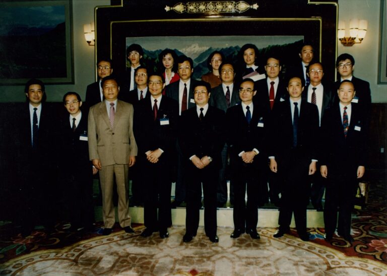 1994年陳長文律師（前排右五，時任海基會首任秘書長），受政府委託率領訪問團初赴北京